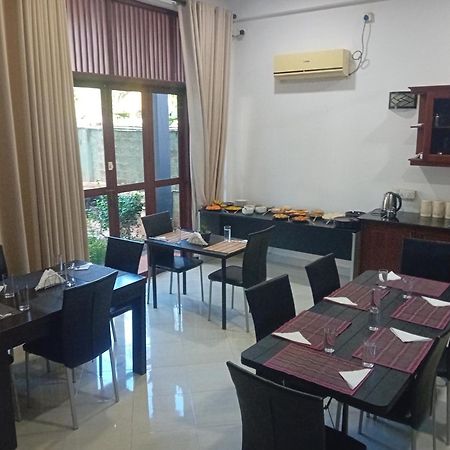 Hotel Blue Bird Negombo Exterior foto