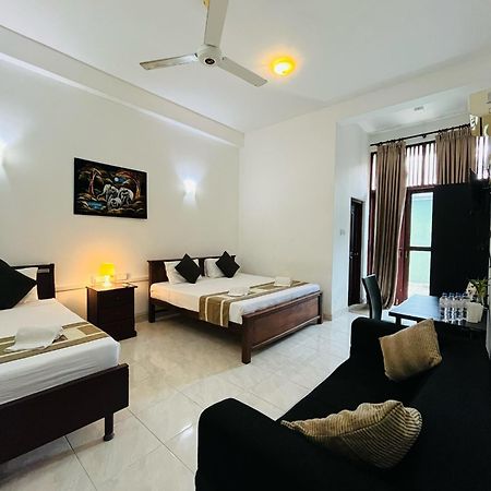 Hotel Blue Bird Negombo Exterior foto