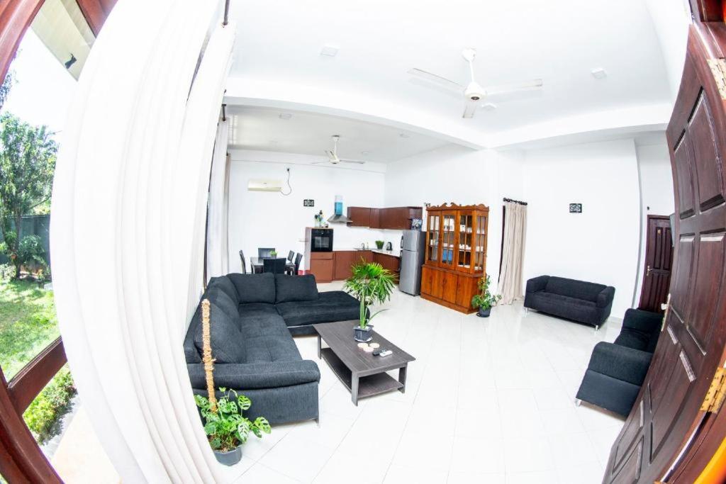 Hotel Blue Bird Negombo Exterior foto