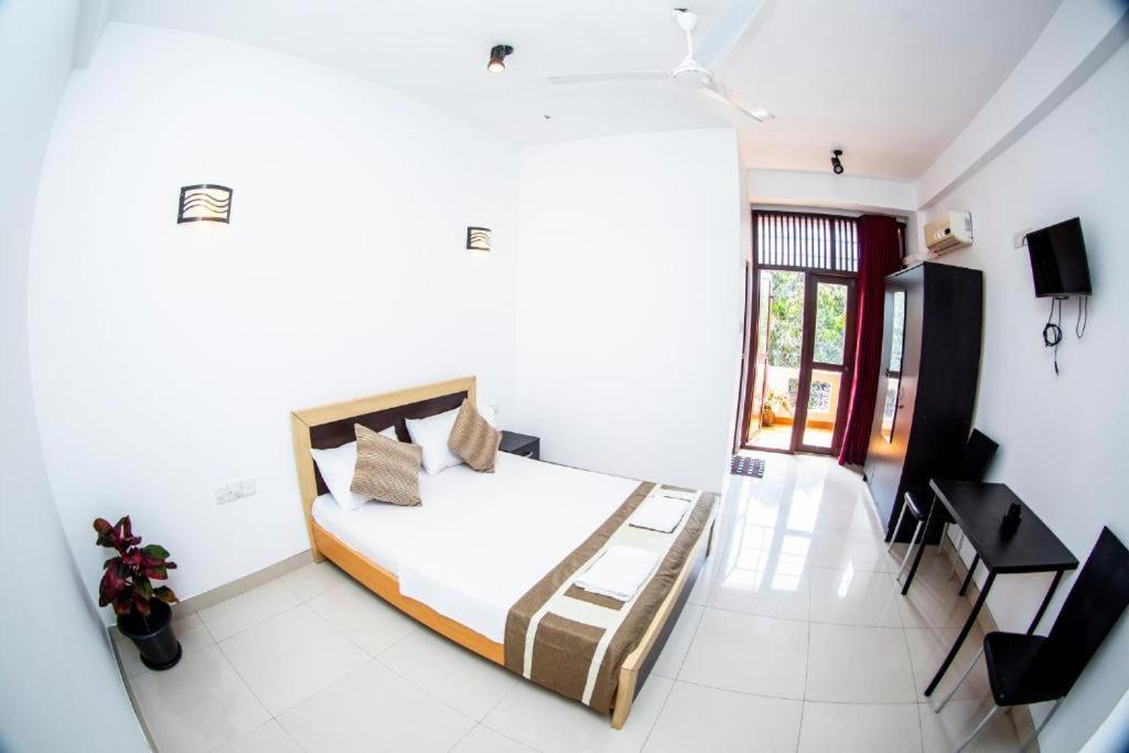Hotel Blue Bird Negombo Exterior foto