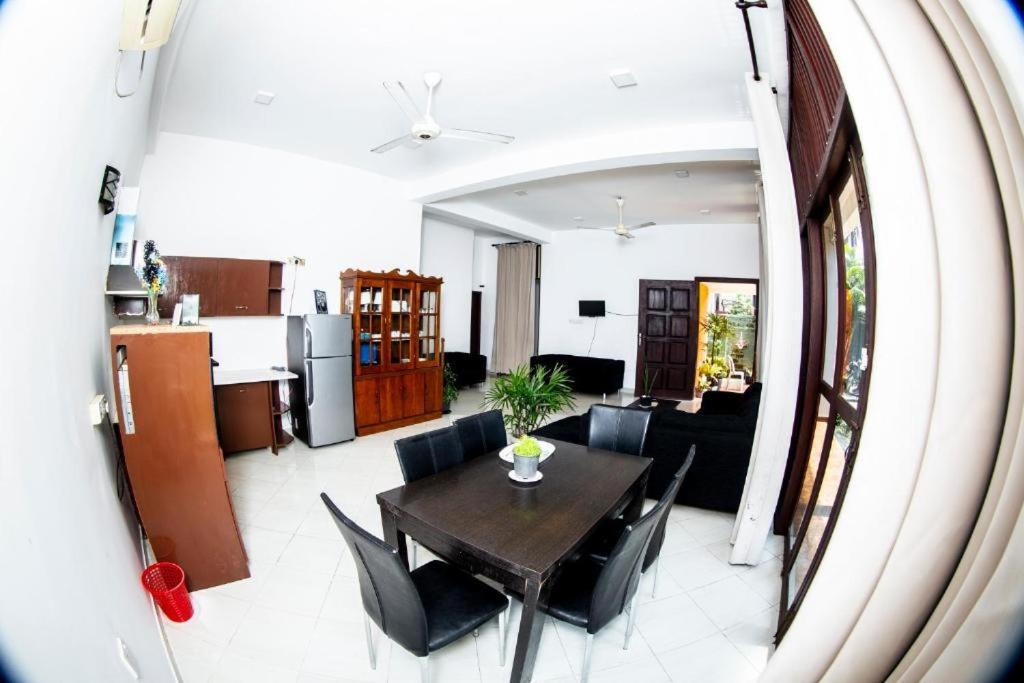 Hotel Blue Bird Negombo Exterior foto