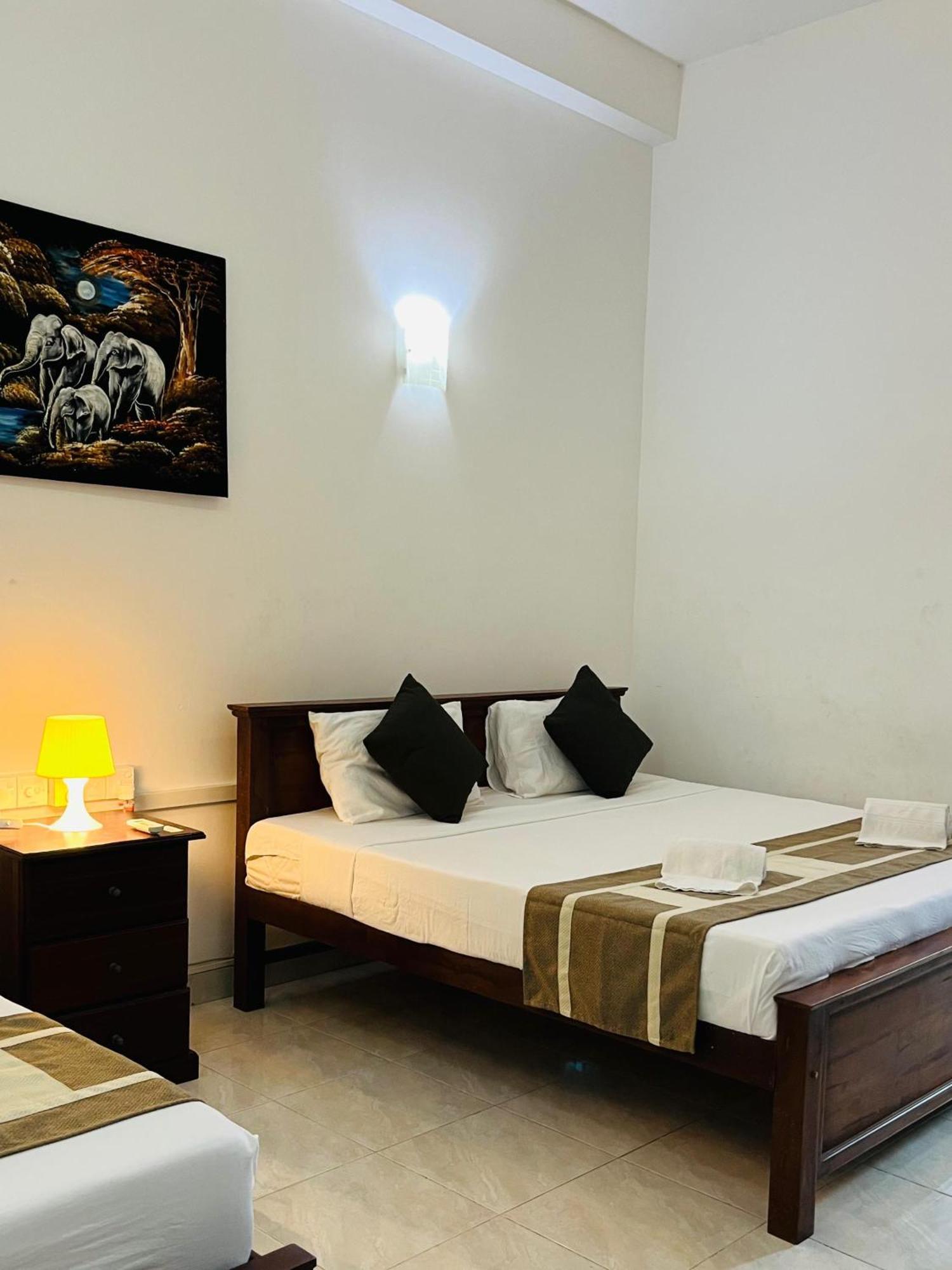 Hotel Blue Bird Negombo Exterior foto