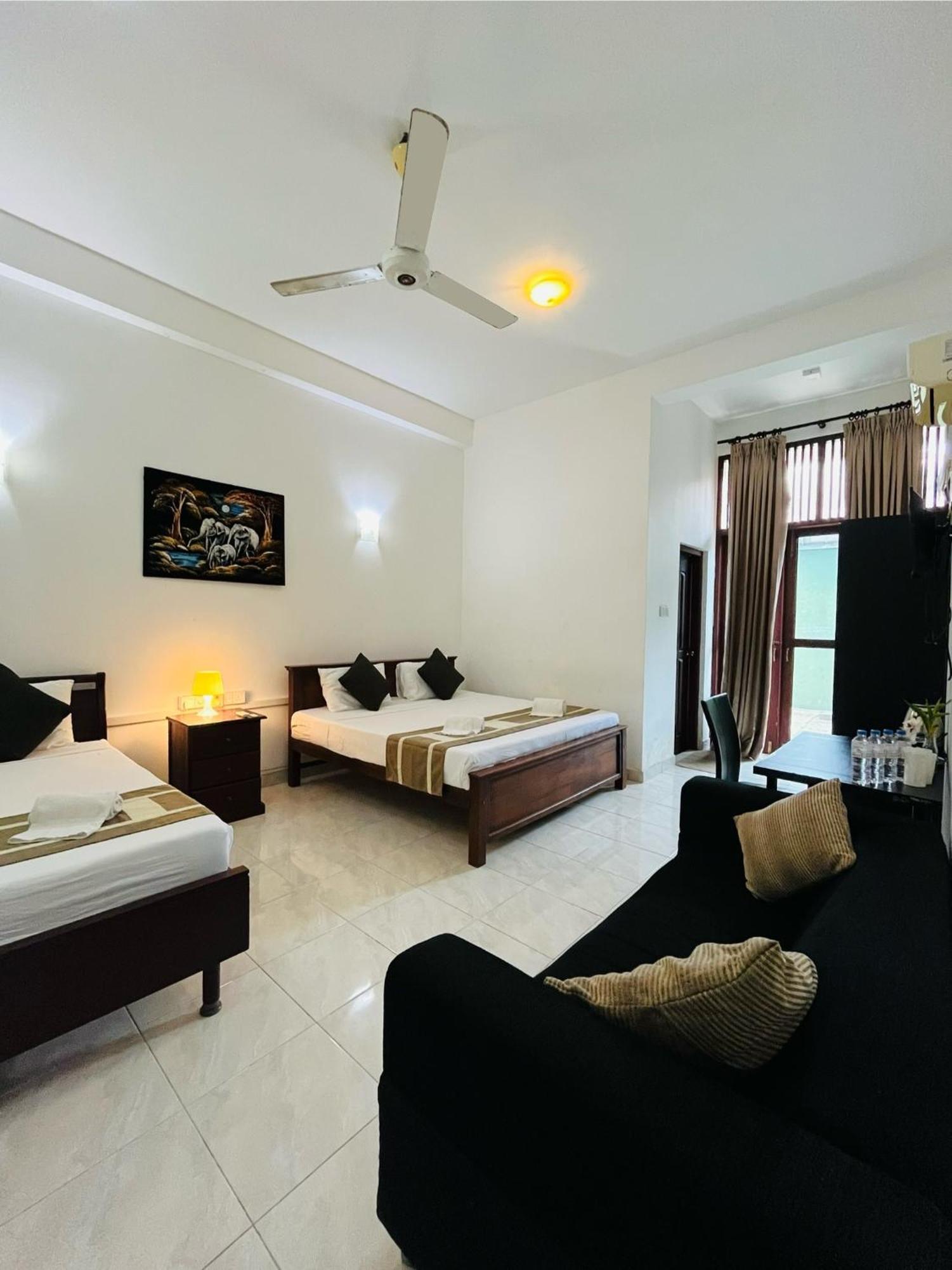Hotel Blue Bird Negombo Exterior foto